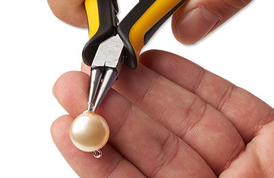 Pliers holding wire in a pearl